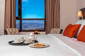 Minibar, brankas, meja kerja, dan tirai kedap cahaya