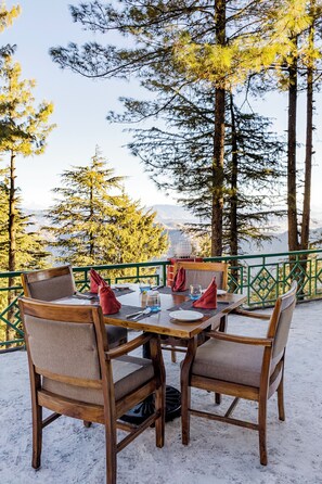 Outdoor dining - Sterling Kufri (Theog)
