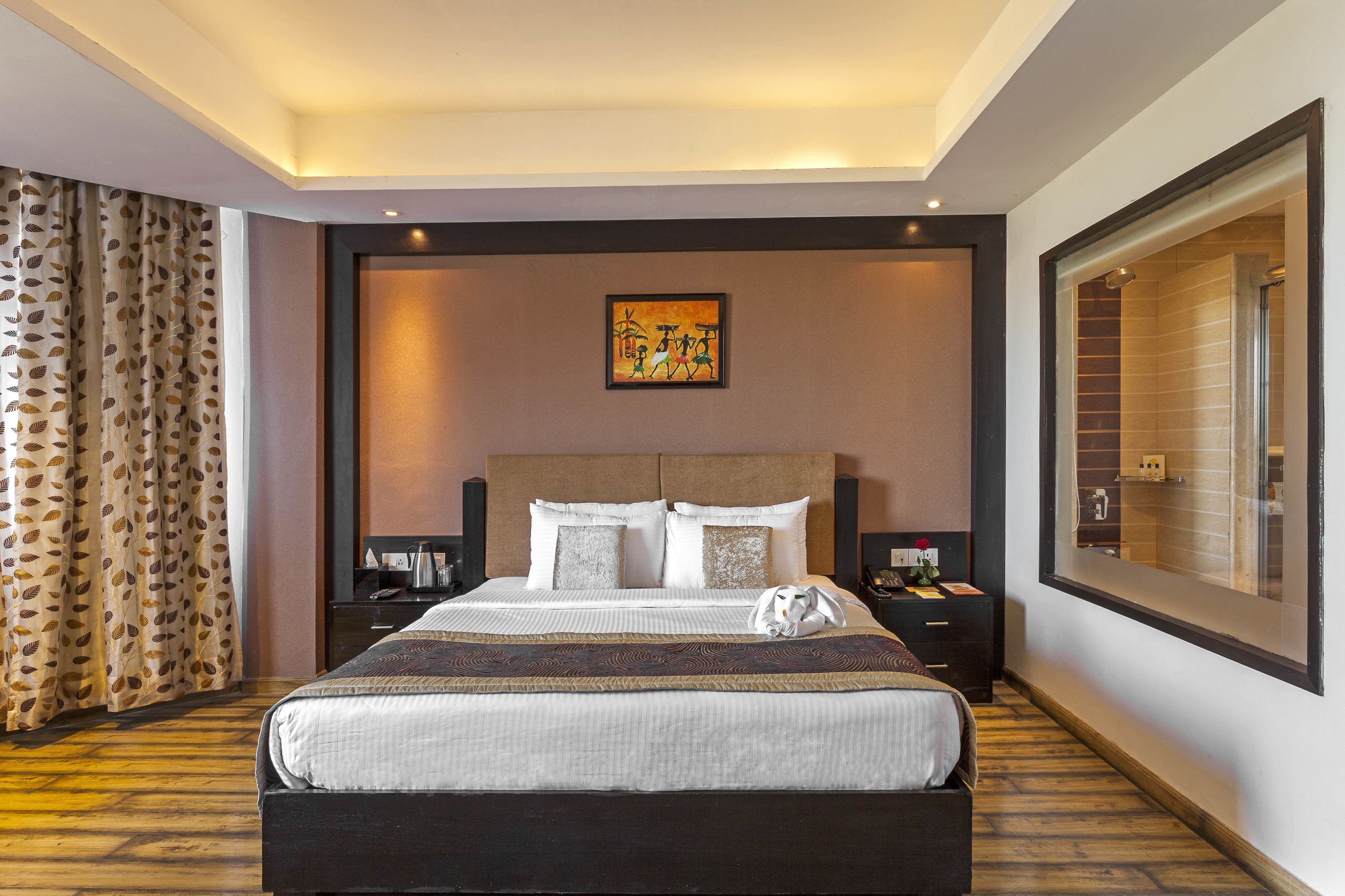 迷你吧、客房内保险箱、办公桌、遮光窗帘