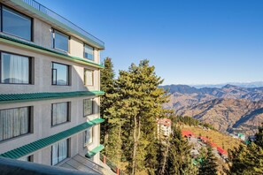 Valley View Premier Room With Balcony | Minibar, in-room safe, desk, blackout drapes