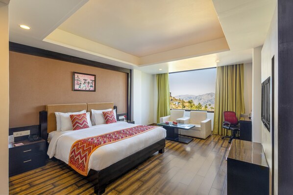 Valley View Room | Minibar, in-room safe, desk, blackout drapes