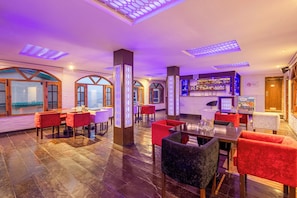 Bar (on property) - Sterling Kufri (Theog)