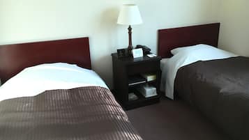 Kamar Twin Standar | Meja kerja dan seprai linen