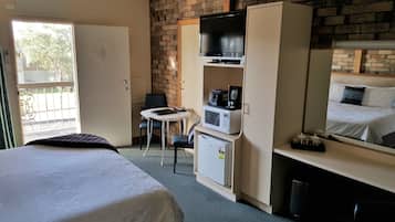 高级房, 1 张特大床 | 办公桌、熨斗/熨衣板、免费 WiFi、床单