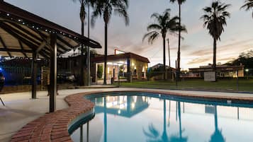 Una piscina al aire libre