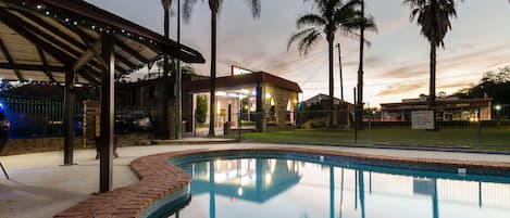 Una piscina al aire libre