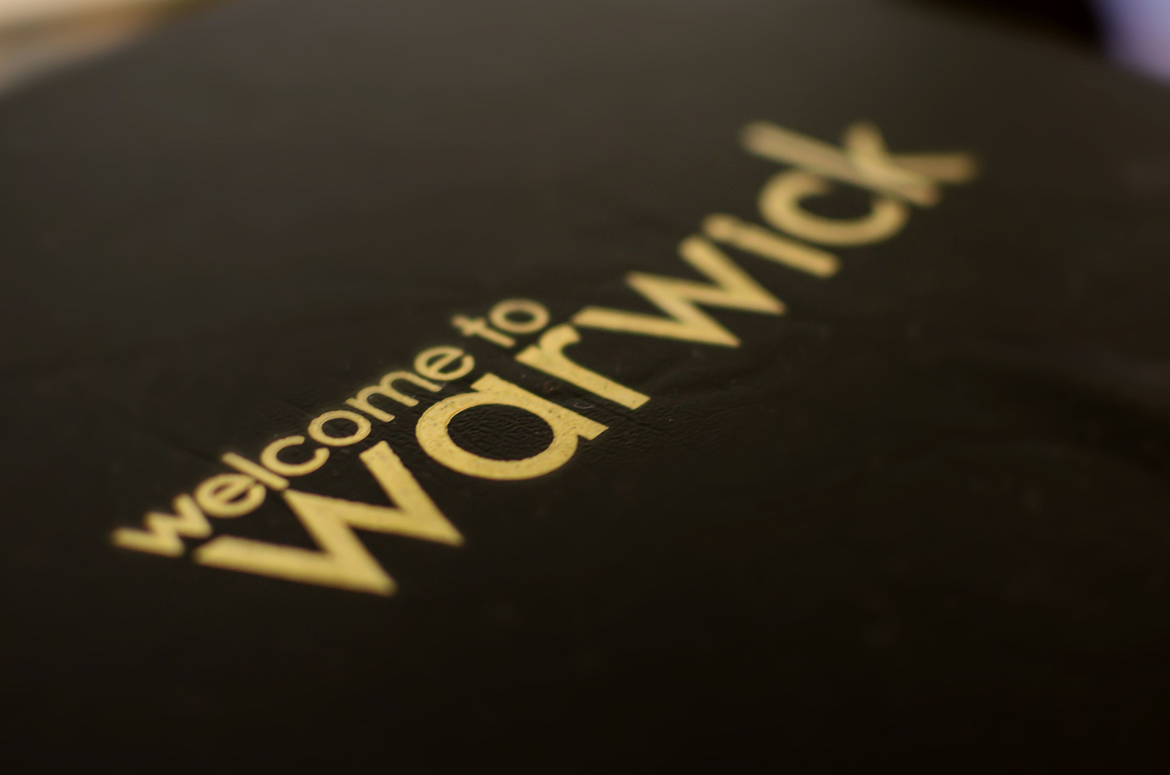 Ein Detailbild eines Schildes mit dem Schriftzug 'welcome to Warwick'.