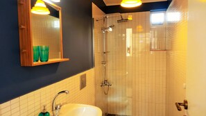 Căn hộ, 3 phòng ngủ, hiên | Phòng tắm | Buồng tắm vòi sen, vòi sen phun mưa, máy sấy tóc, khăn tắm 