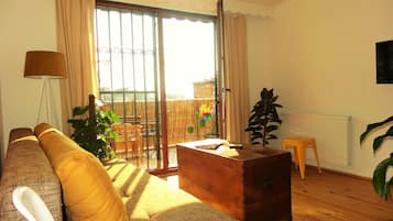 Appartement, 3 chambres, terrasse | Coin séjour | Télévision à écran plat
