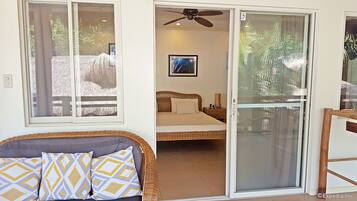 Desk, laptop workspace, soundproofing, free WiFi