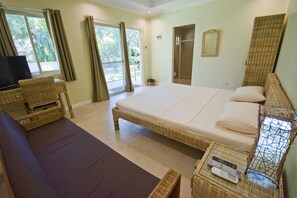 Triple Room | Desk, laptop workspace, soundproofing, free WiFi - Mike's Dauin Beach Resort (Dauin)