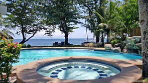 Outdoor pool, sun loungers - Mike's Dauin Beach Resort (Dauin)