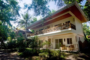 Triple Room | Desk, laptop workspace, soundproofing, free WiFi - Mike's Dauin Beach Resort (Dauin)