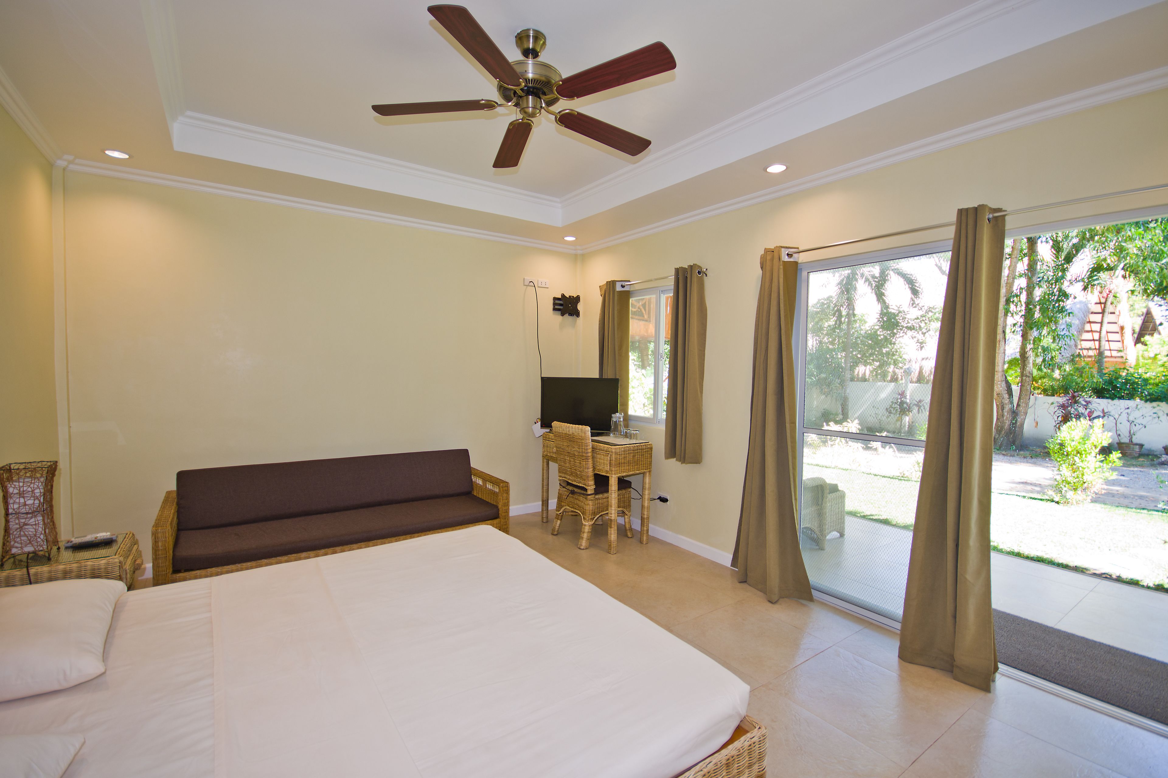 triple room | desk, laptop workspace, soundproofing, free wifi