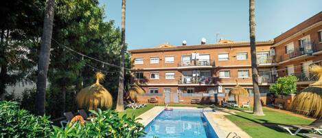 Piscina all'aperto, ombrelloni da piscina, lettini