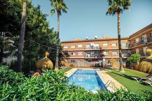 Piscina externa, guarda-sóis, espreguiçadeiras