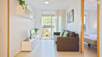 Apartamento, 2 habitaciones (5p) | Zona de estar | Una televisión de pantalla plana, una mesa de tenis de mesa