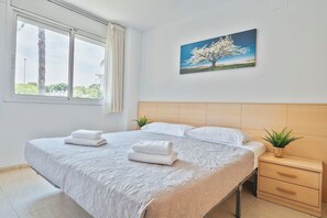 Apartamento, 2 quartos (6p) | 1 quarto, cofres nos quartos, cortinas blackout