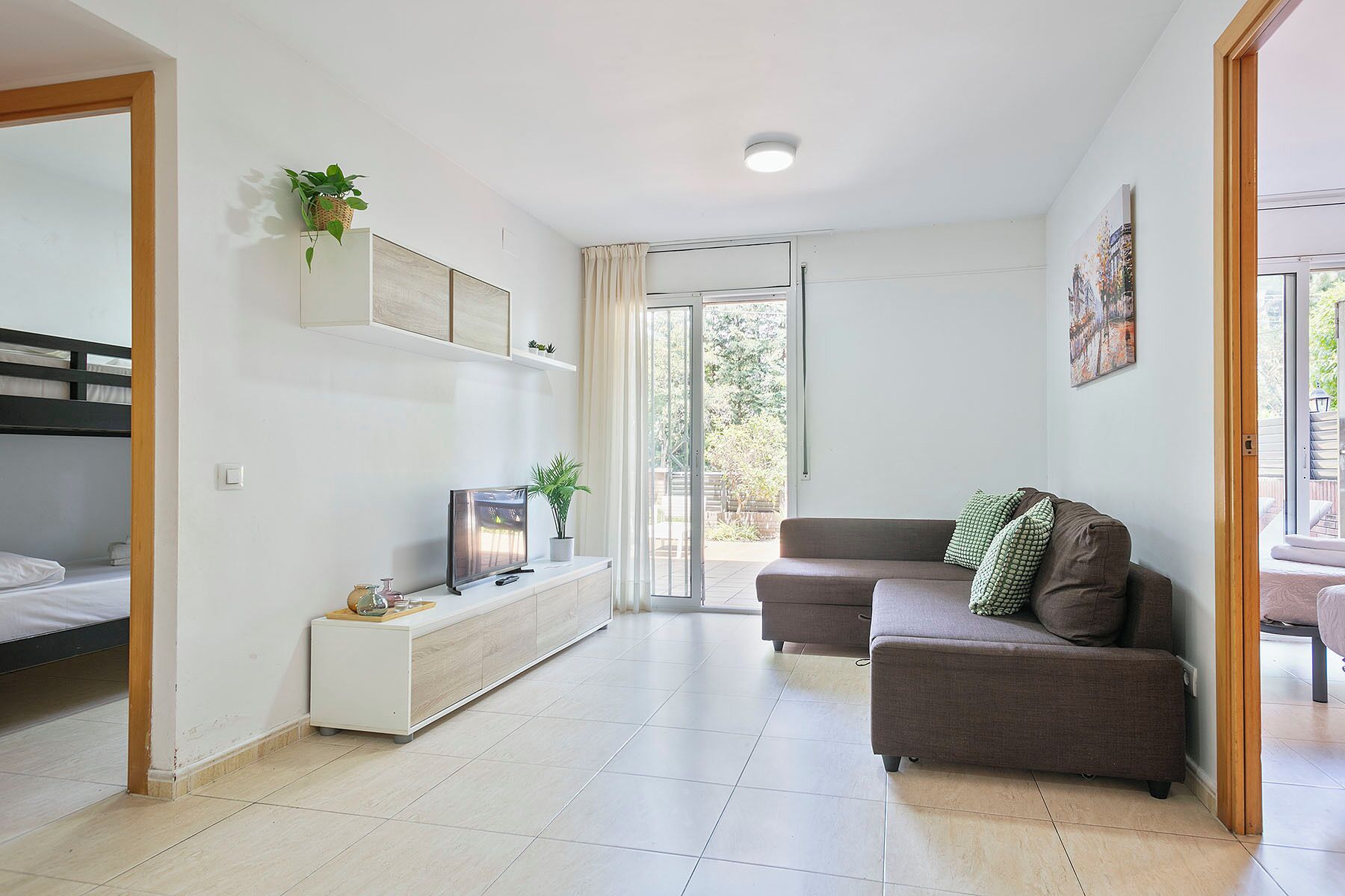 Apartment, 2 Bedrooms (6p) | Living room | Flat-screen TV