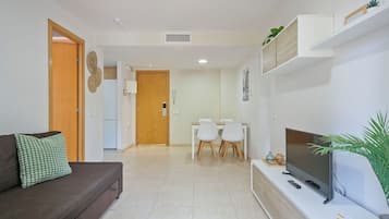 Apartamento, 2 habitaciones (6p) | Zona de estar | Una televisión de pantalla plana