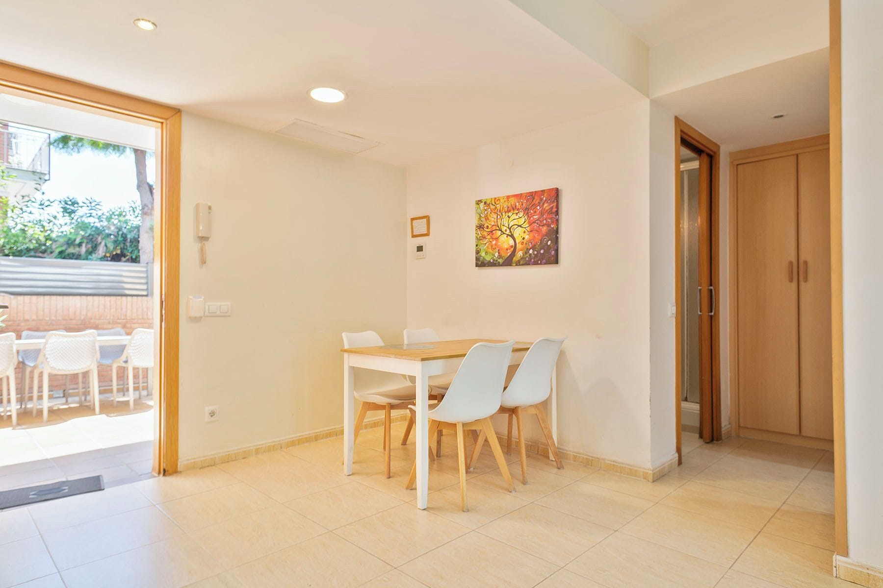 Apartment, 2 Schlafzimmer (5p) | Wohnbereich | Flachbildfernseher, Tischtennisplatte