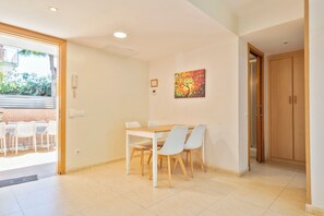 Apartamento, 2 quartos (5p) | Área de estar | TV de tela plana, mesa de pingue-pongue