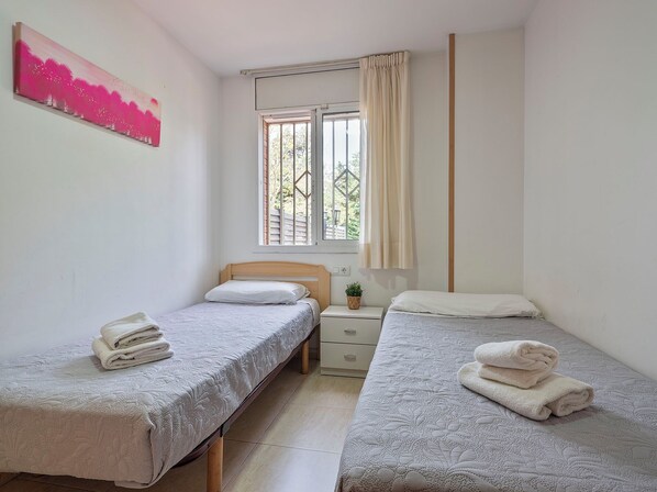 Apartment, 2 Bedrooms (5p) | 1 bedroom, in-room safe, blackout drapes, iron/ironing board - Velor Apartments (Castelldefels)