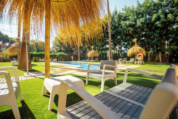 AuĂenpool, Sonnenschirme, LiegestĂŒhle