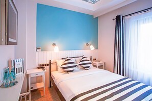A hotel room with a bed, bedside tables, a mirror, and a view of the outdoors. - Araf Hotel (Konya)