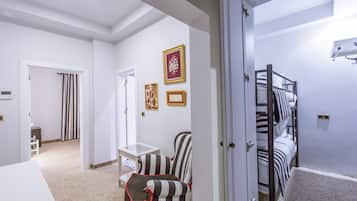 Suite | Soundproofing, iron/ironing board, free WiFi, bed sheets