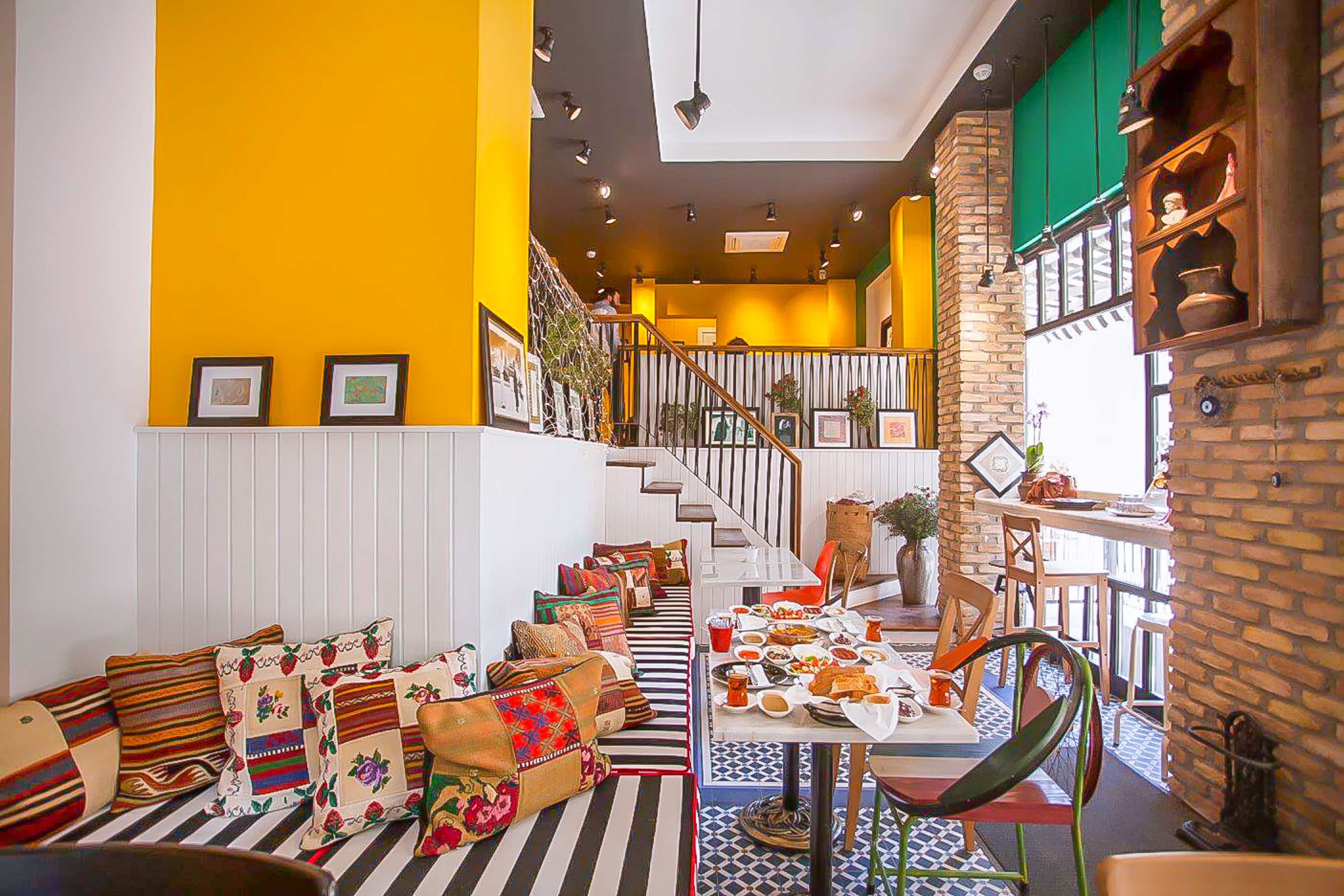 Daily continental breakfast (EUR 6 per person)