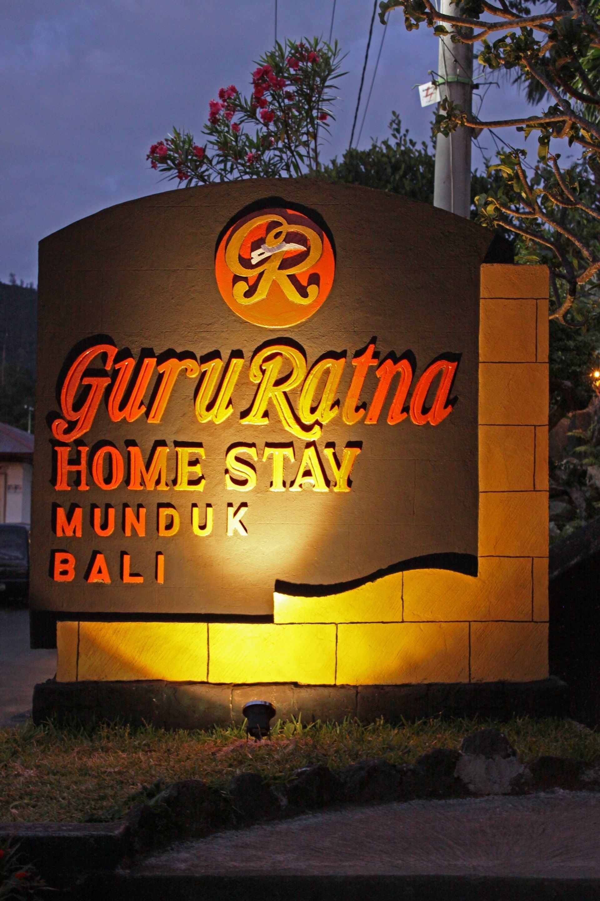 Une enseigne indiquant l’emplacement de « Gurukarta Home Stay » à Munduk, à Bali.