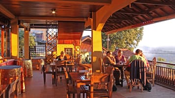 Breakfast, lunch, dinner served; Indonesian cuisine