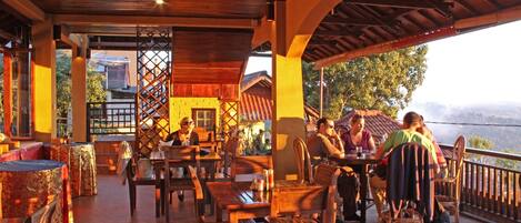 Serveert ontbijt, lunch, diner, Indonesische gerechten