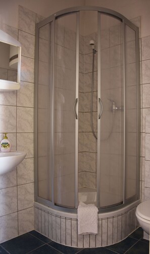 Kamar Single Basic (Eberhard von Rothkirch Zimmer) | Kamar mandi | Shower dan handuk