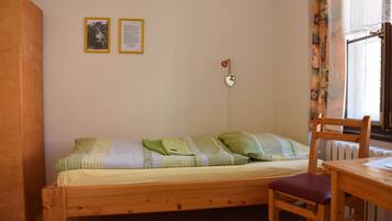 Horst Reichelt Zimmer | Desk, blackout drapes, rollaway beds, free WiFi