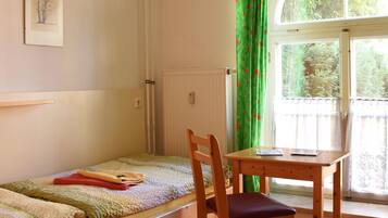 Joachim Wollstadt Zimmer | Schreibtisch, Verdunkelungsvorhänge, Zustellbetten, kostenloses WLAN