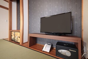 Japanese Style Room, Non Smoking | In-room safe, blackout curtains, free WiFi, bed sheets - Hotel Togariishi (Chino)
