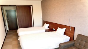 Twin Room, Non Smoking | Peti besi dalam bilik, langsir/tirai gelap terus, Wi-fi percuma 