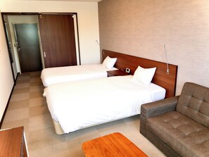 Twin Room, Non Smoking | In-room safe, blackout curtains, free WiFi, bed sheets - Hotel Togariishi (Chino)