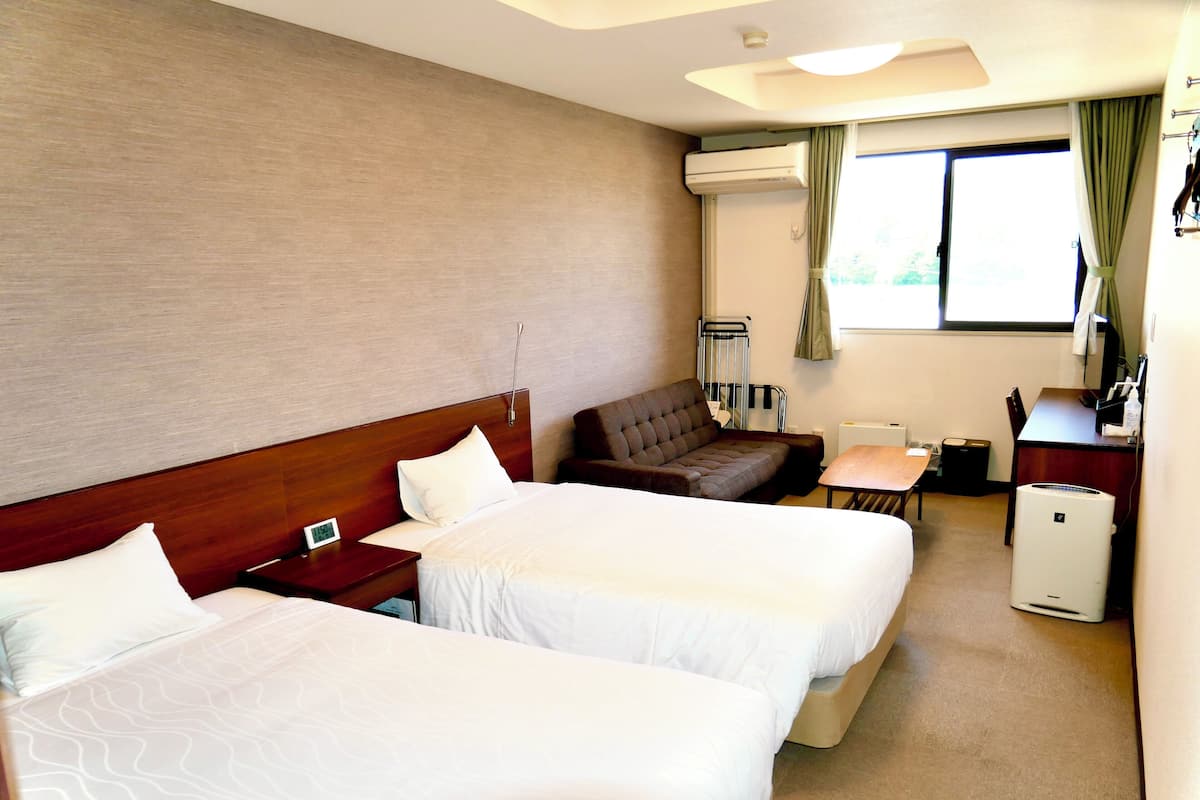 Twin Room, Non Smoking | In-room safe, blackout drapes, free WiFi, bed sheets