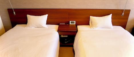 Twin Room, Non Smoking | In-room safe, blackout curtains, free WiFi, bed sheets