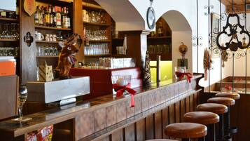 2 bars/lounges