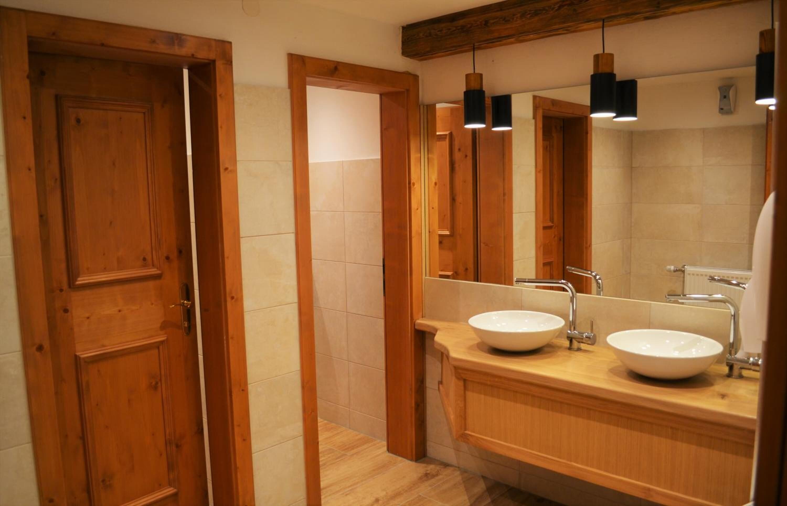 free toiletries, hair dryer