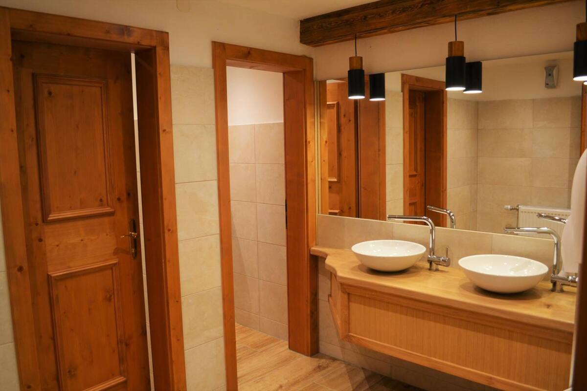 free toiletries, hair dryer