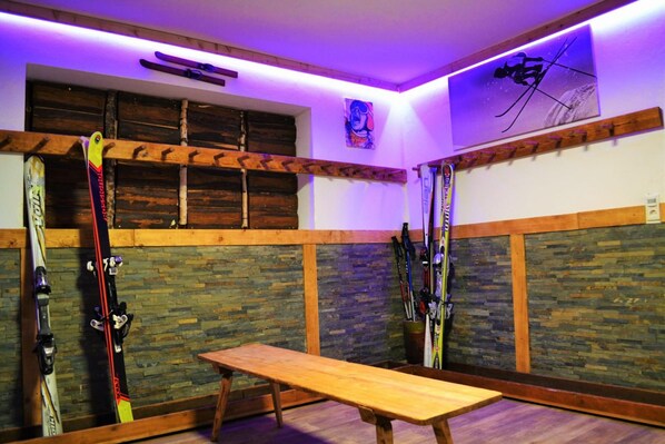 A ski lodge with wooden benches and ski racks. - Hotel Aurach (Aurach bei Kitzbuehel)