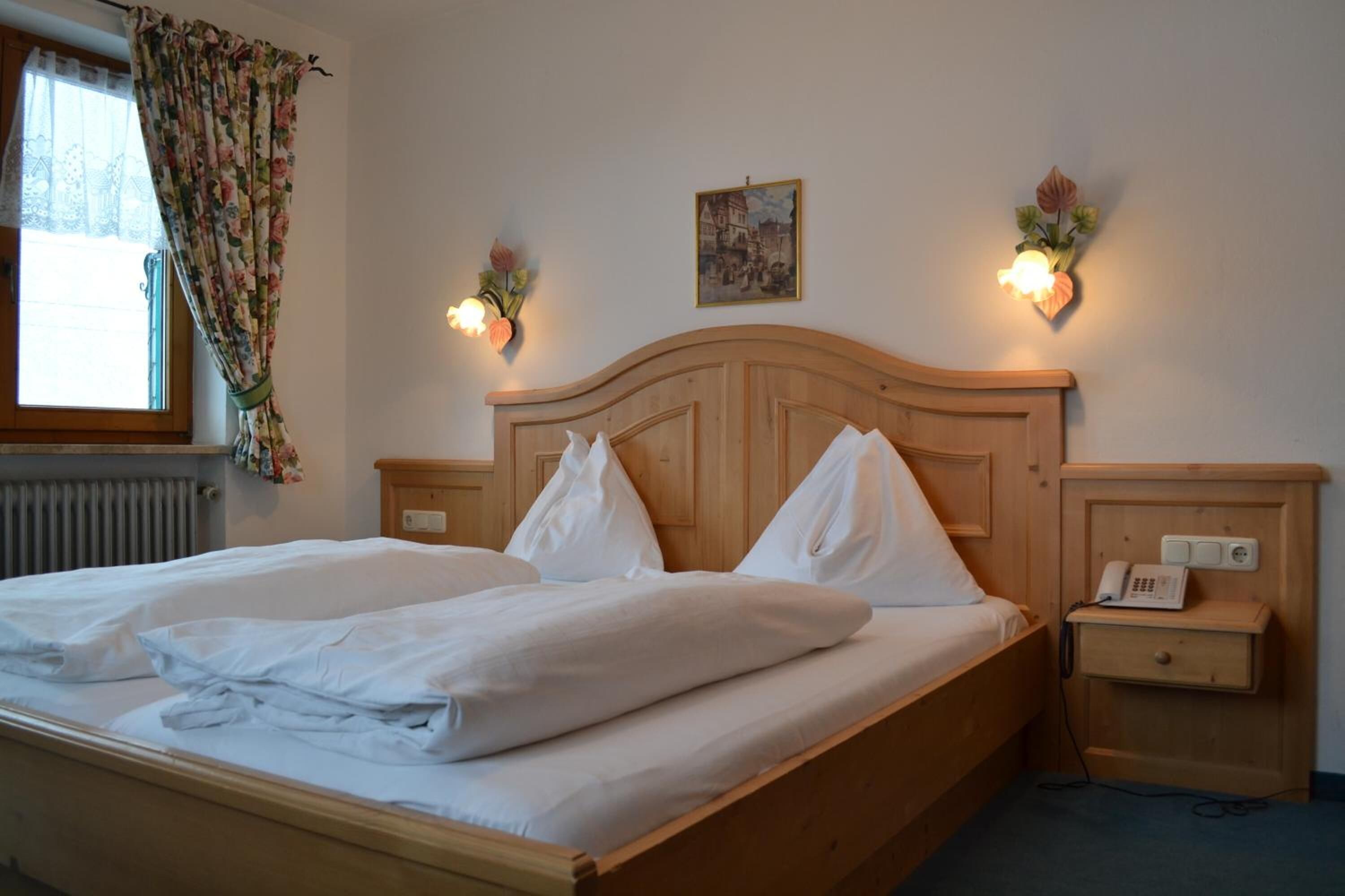 desk, free rollaway beds, free wifi, bed sheets