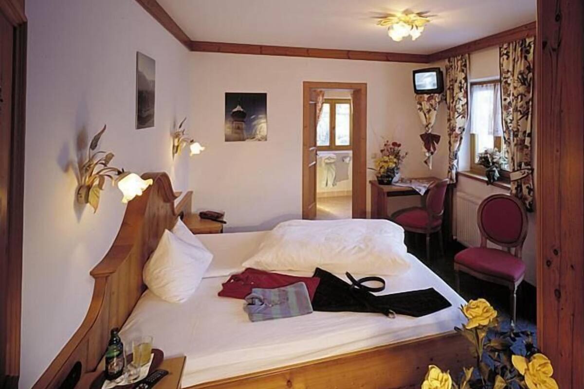 desk, free rollaway beds, free wifi, bed sheets