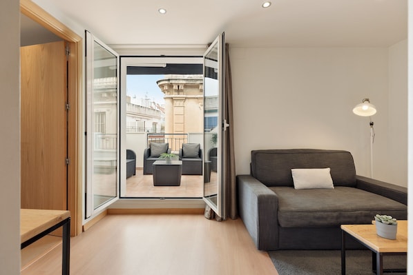 Appartement Duplex, 2 chambres, terrasse | Salle de séjour | TV connectée de 43 pouces avec chaînes par satellite