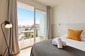 Appartement Duplex, 2 chambres, terrasse | 2 chambres, couette en duvet d'oie, coffres-forts dans les chambres